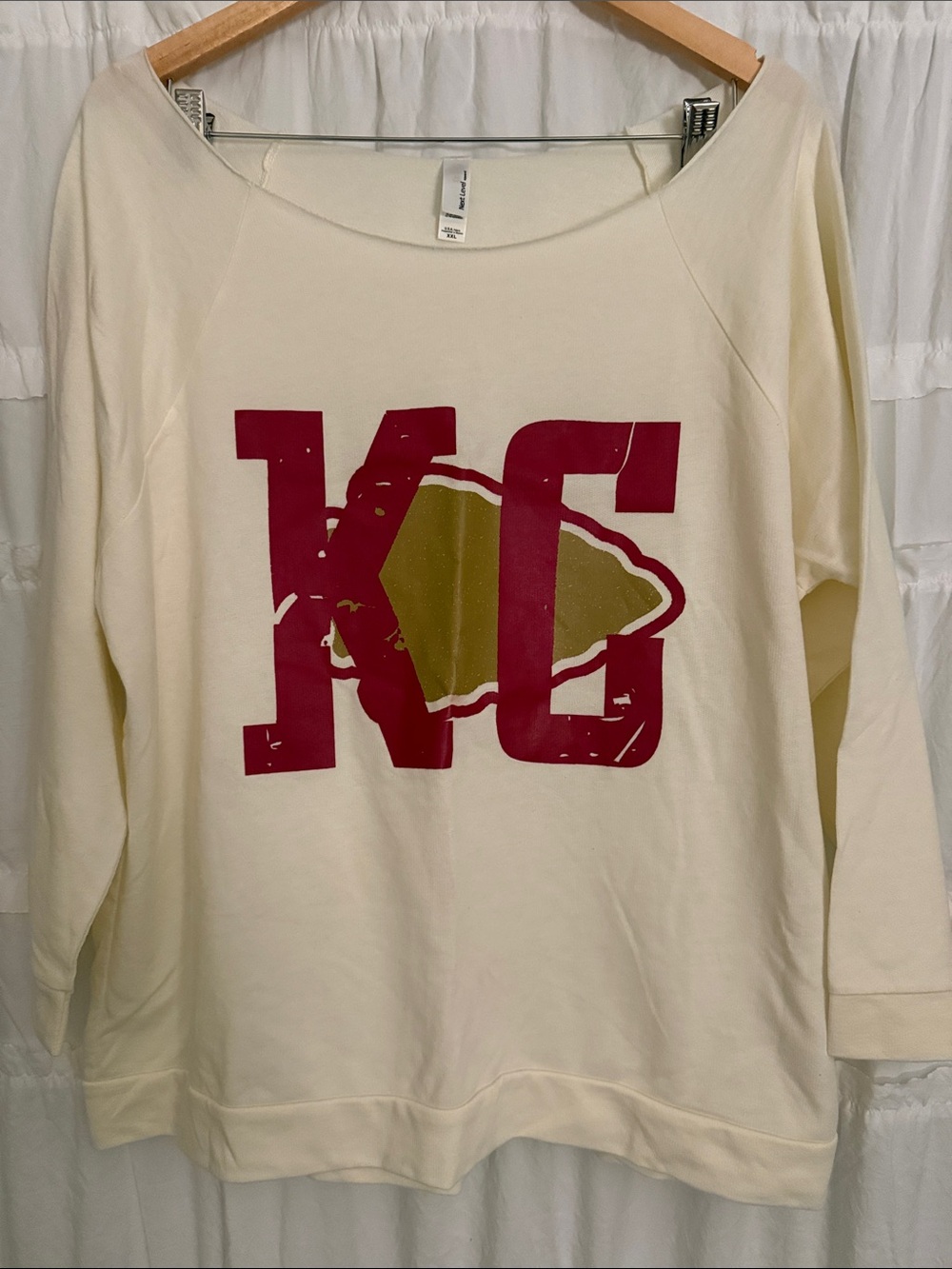 Cream Sweatshirt with Red Kansas City Chiefs Graphic